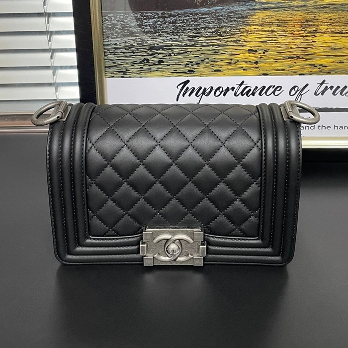 シャネルレディース カーフスキン ボーイバッグ シルバー  -  Boy - ch506x