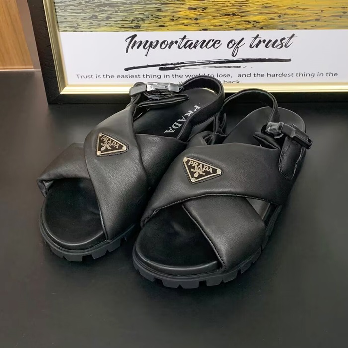 プラダ メンズ クロス ストラップ スリッパ  - Sandals - pr735x