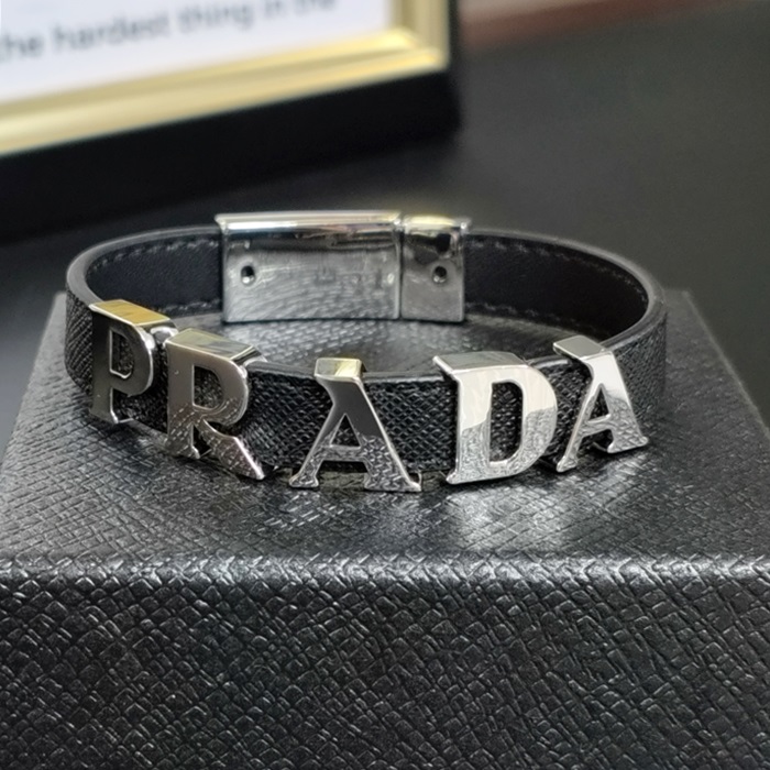 プラダ メンズ イニシャル ブレスレット - Initial Bangle - acc2526x