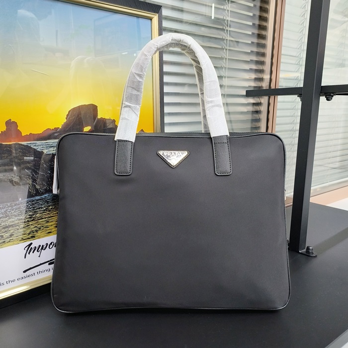 プラダ メンズ リナイロンサフィアーノ ブリーフケース  - - pr702x