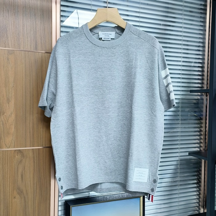 トムブラウン メンズ グレー 半袖Tシャツ - Gray  - thc53x