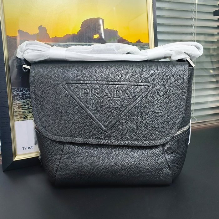 プラダ メンズ ブラック クロスバッグ -- pr533x