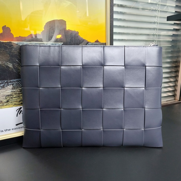 ボッテガヴェネタ メンズ ネイビー クラッチバッグ - Intreccio - bvb2152x