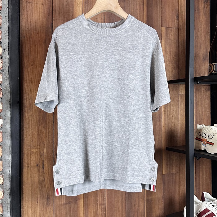 トムブラウン メンズ グレー 半袖Tシャツ - Gray  - thc53x