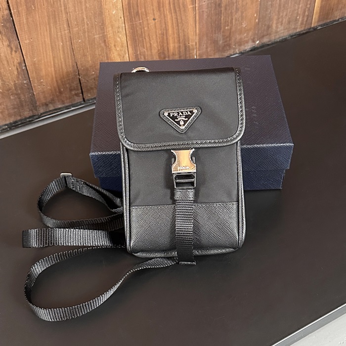 プラダ メンズ ブラック ミニ カメラバッグ 2ZH109 - Camera - pr300x