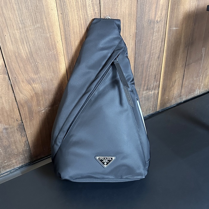 プラダ メンズ ブラック クロスバッグ -- pr288x