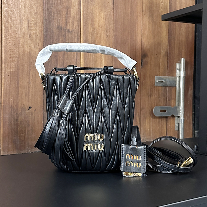 ミュウミュウレザー  ホーボーバッグ,5BD177 , MIUB0394, 15cm,ブラック