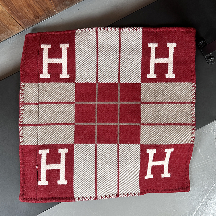 エルメス イニシャル バーガンディ クッション -  Initial Burgundy Cushion - acc1793x