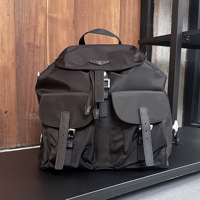 プラダ ユニセックス フラップ ポケットミディアム バックパック  - Prada - pr742x
