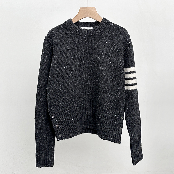 - トムブラウンメンズ ストラップ クルーネック ウール セーター Thom0534x.Size(s - xl).ダークグレー