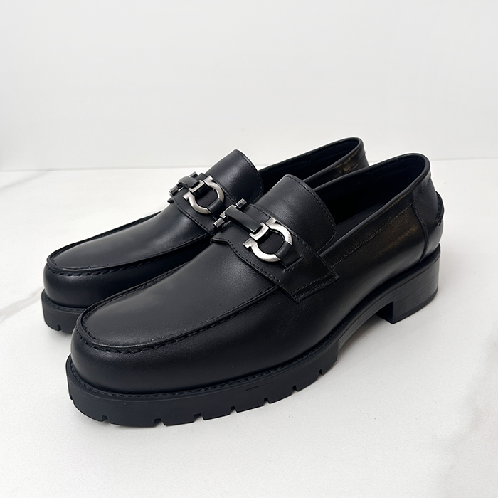フェラガモ メンズ ブラックローファー - Ferragamo- frs82x